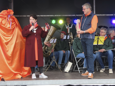 902332 Afbeelding van burgemeester Sharon Dijksma, op een podium op het grote parkeerterrein aan het begin van de ...